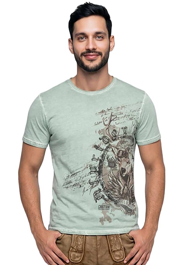 Marjo Trachtenshirt Ingo: Frontansicht eines hellgrünen T-Shirts mit einem auffälligen Aufdruck auf der linken Vorderseite und einem runden Halsausschnitt.