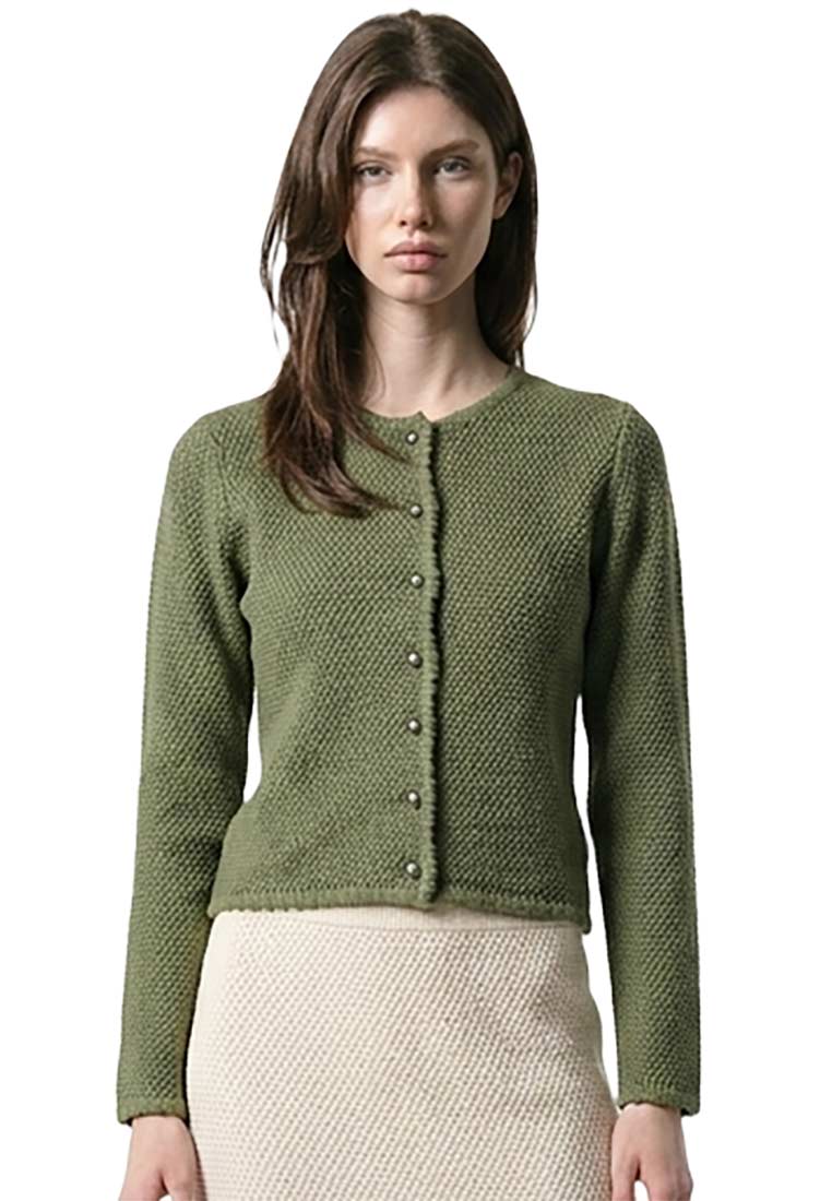 Frontansicht einer Marjo Trachtenstrickjacke Vilseck in Pinie, mit Rundhalsausschnitt und Knopfleiste.