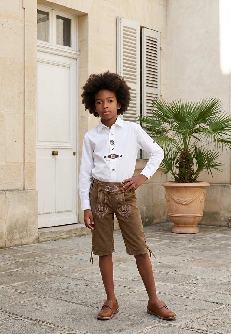 Hangowear Trachtenjeans Kids in schlammfarbener Frontansicht, mit deutlichem Bund und seitlichen Schnürungen an den Beinen.