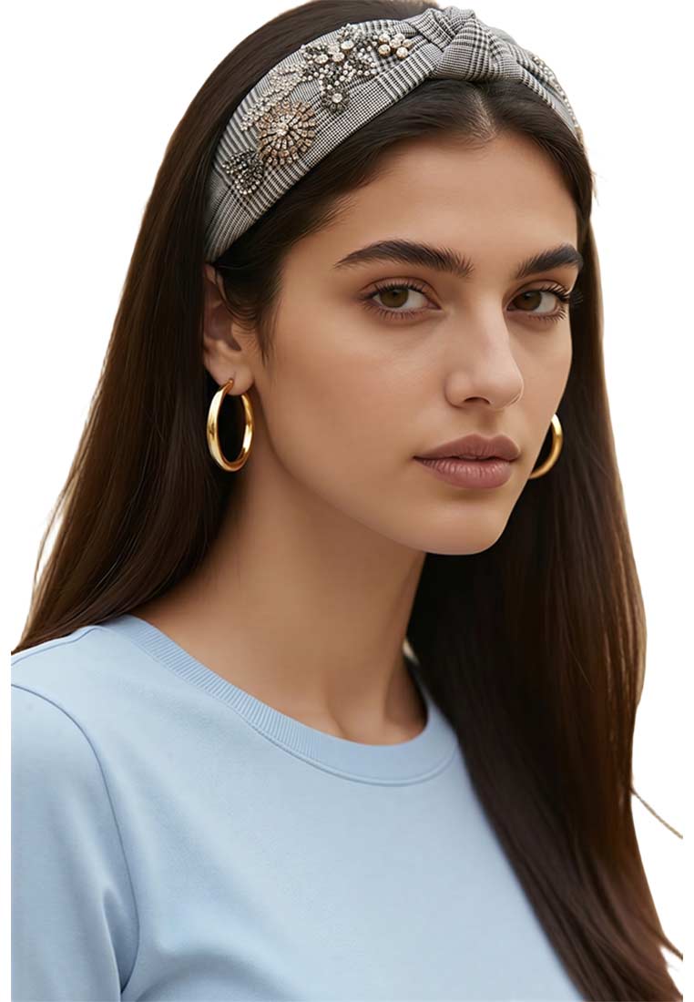 Namjosh Haarreif Caro: Frontansicht eines Haarreifs in Grau-Schwarz kariert mit aufwändiger Perlen- und Kristallverzierung.