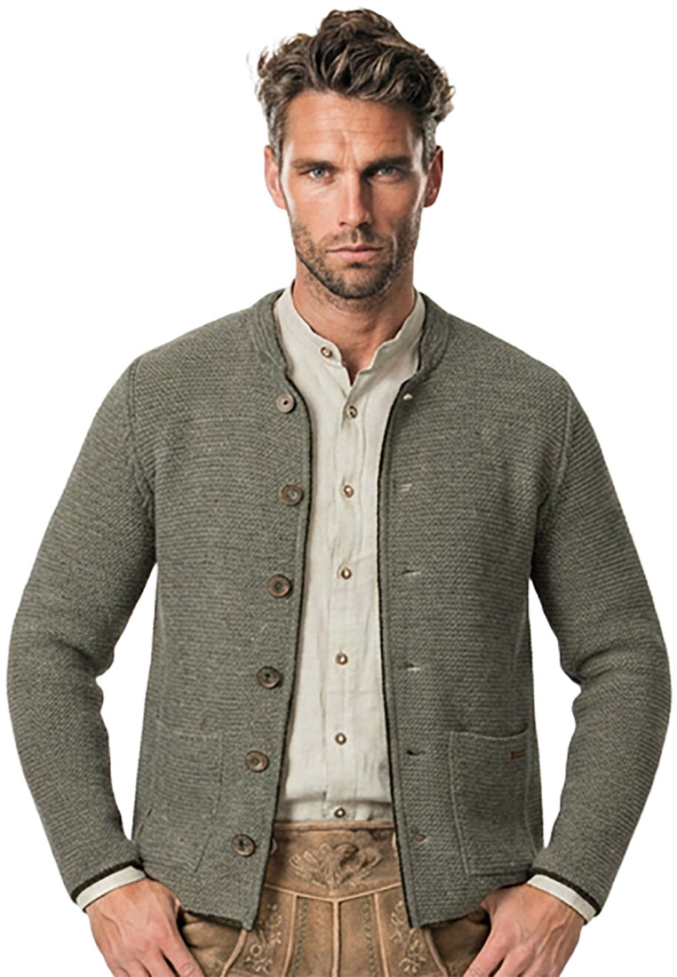 Stockerpoint Trachtenstrickjacke Nicolo olive in Frontansicht mit Knopfleiste, zwei aufgesetzten Taschen und Rundhalsausschnitt. Farbe: Olivgrün.