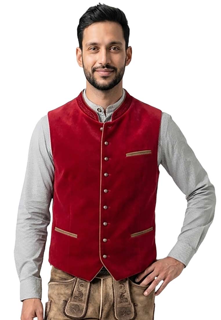 Stockerpoint Trachtenweste Ricardo dunkelrot im Frontansicht, mit schmalen Klappen an den beiden unteren Taschen.