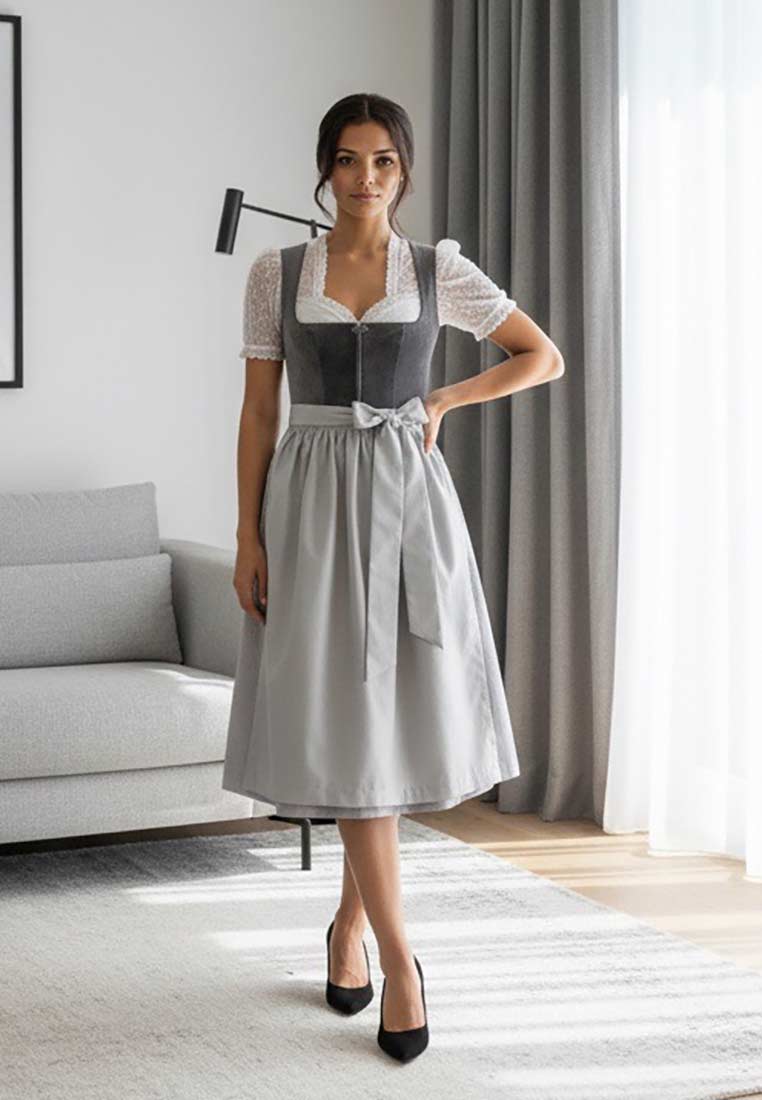 Marjo Dirndl Marktl pastellgrau 65cm in Frontansicht, ein stilvolles Dirndl in Grau mit weißer Bluse und Band in der Taille.