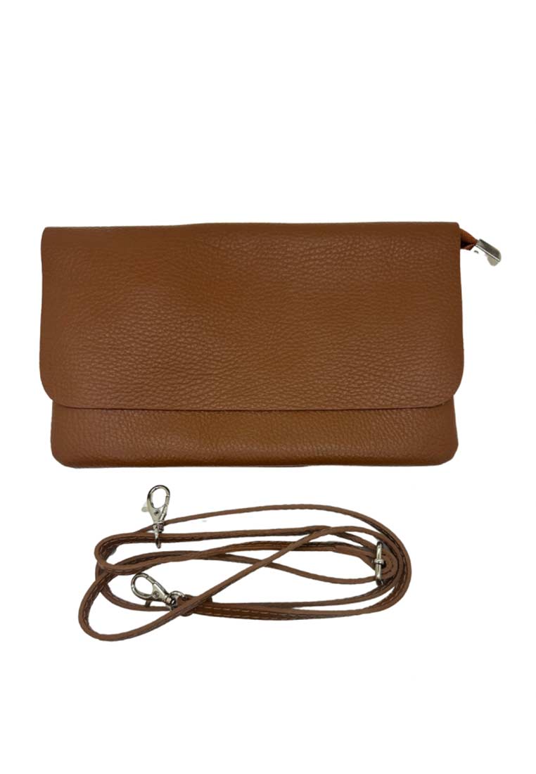Taschenzauber Ledertasche Ayvie cognac, Frontansicht. Eine elegante cognacfarbene Lederclutch mit abnehmbarem Schultergurt und silberfarbenen Metallverschlüssen.