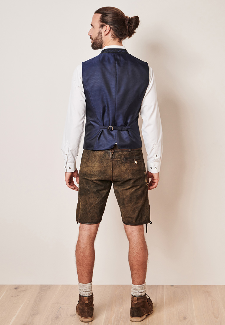 Krüger Trachtenweste Juanito marine Rückansicht eines Mannes mit verstellbarem Bund und fein gemustertem Stoff.