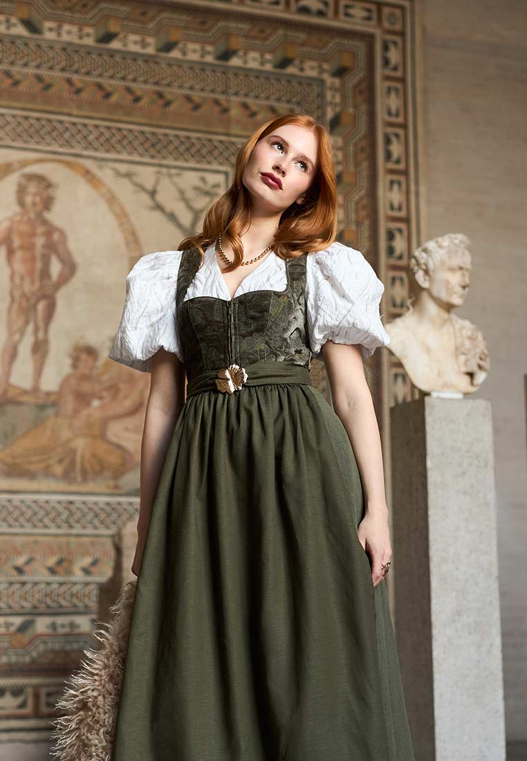 Madame Marie Dirndl Velirina Samt thymian 75 cm, Frontansicht, in Thymian. Das Dirndl hat ein Mieder aus Samt und einen langen Rock.