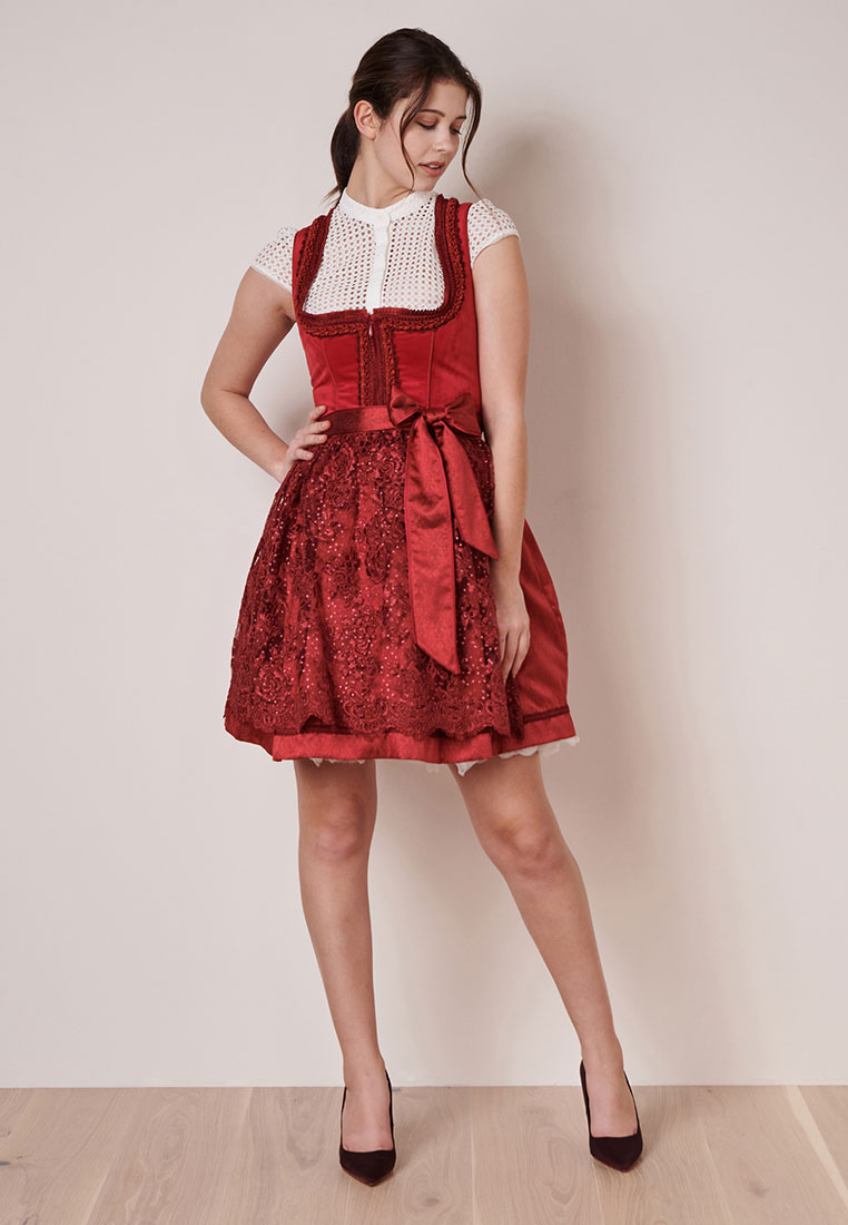 Krüger Dirndl Elma rot in roter Farbe, vordere Ansicht. Das Dirndl ist kurz geschnitten und hat einen Schnürverschluss vorne.