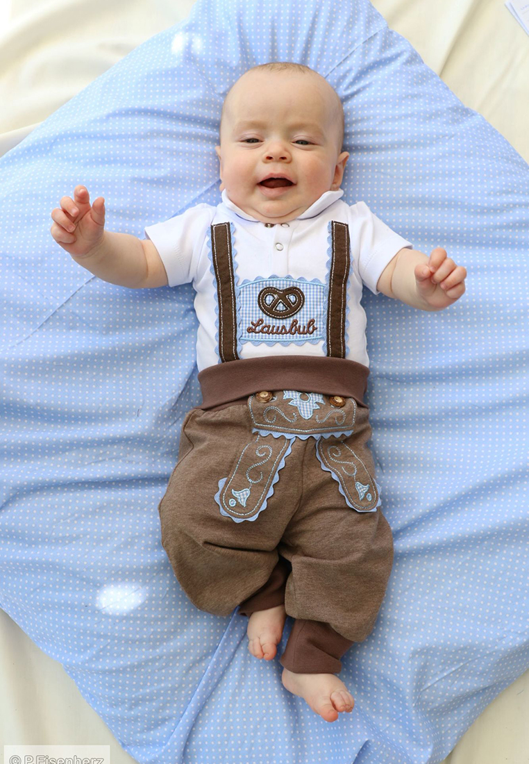 babyhose-im-lederhosenstil-mit-hellblauer-stickerei_6