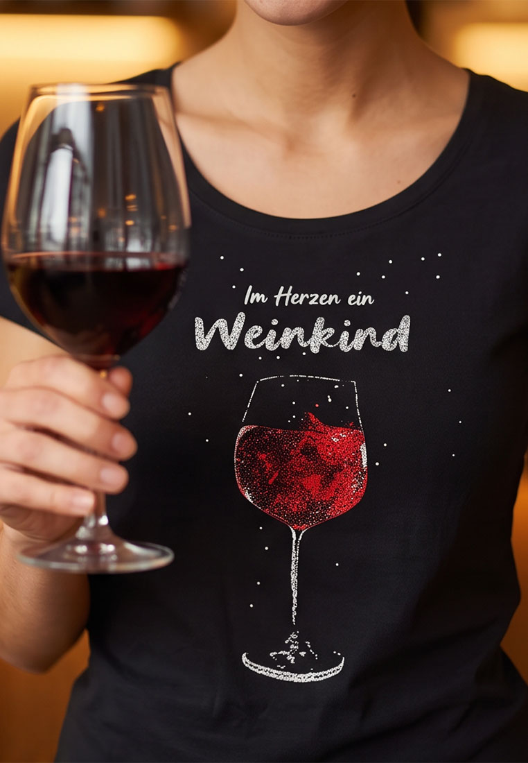 Hangowear T-Shirt Weinkind schwarz, Frontansicht mit Print eines Weinglases und Schriftzug. Hochwertiges Design für Weinliebhaber.