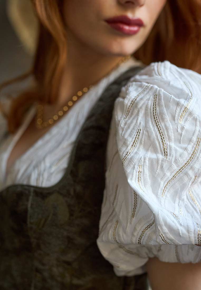 Madame Marie Dirndl Velirina Samt thymian 75 cm Frontansicht. Elegantes Dirndl mit weißer Bluse und silbernen Ärmeln, kombiniert mit einem thymianfarbenen Samt-Mieder.