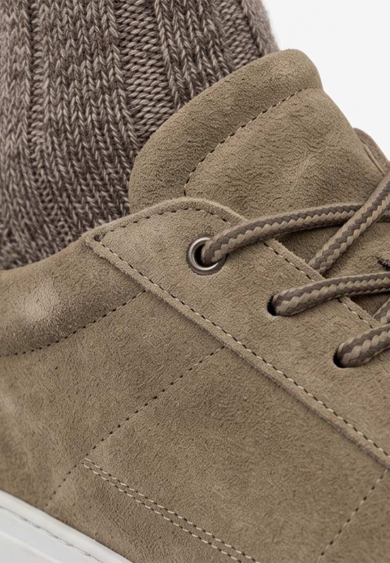 Detailansicht des Mei Trachtensneakers 'Mei cashew' in Braun. Der Schuh ist aus Veloursleder gefertigt und hat sichtbare Nähte und Schnürsenkel.