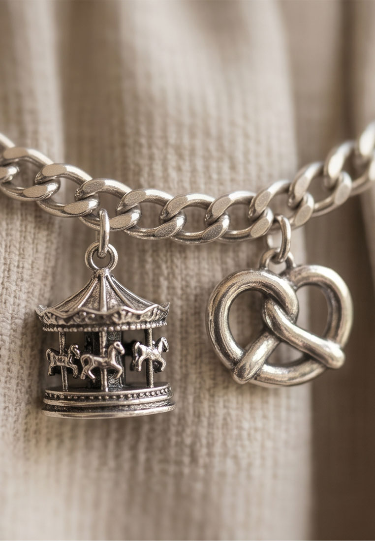 MarJo Trachten Dirndl Schürzenkette in Altsilber mit Karussell- und Brezelanhängern, Frontansicht.