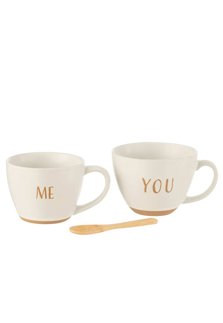 J-LINE Tasse Hugs and Kisses, Set aus zwei cremefarbenen Keramiktassen mit Holzlöffeln, Frontansicht. Die Tassen sind mit 'ME' und 'YOU' bedruckt.