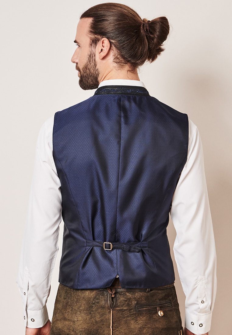 Rückansicht der Krüger Trachtenweste Juanito marine mit dezentem Muster und verstellbarem Riegel am Bund.