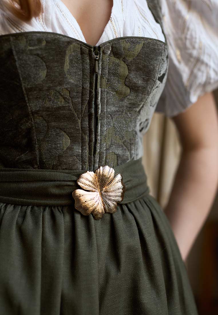 Madame Marie Dirndl Velirina Samt thymian 75 cm, Frontansicht. Ein stilvolles Dirndl in Thymian-Grün mit Samt-Oberteil und Reissverschluss vorne.