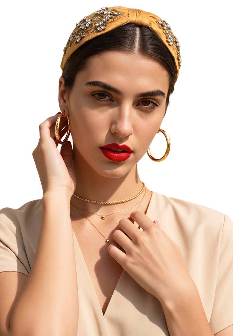 Namjosh Haarreif Yellow Bling, Frontansicht des gelben Haarreifs mit Strass-Verzierung, der von einem Model mit roten Lippen getragen wird.