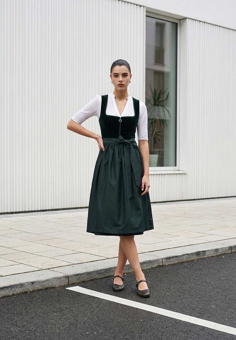 MarJo Trachten Dirndl Werndorf dunkelgrün 70 cm, Frontansicht. Elegantes Trachtenkleid in Dunkelgrün mit durchgehendem Reißverschluss und Schleife am Bund.