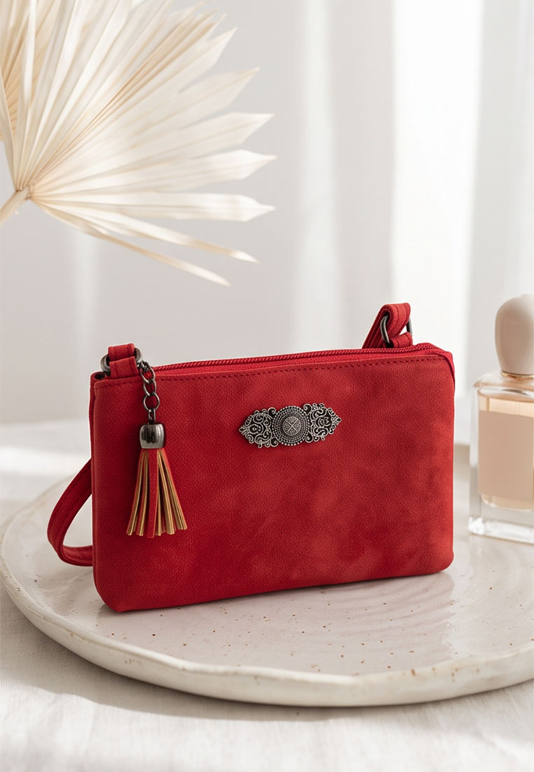 Taschenzauber Trachtentasche Marie rot, Frontansicht der roten Tasche mit Reissverschluss und Quastenanhänger.