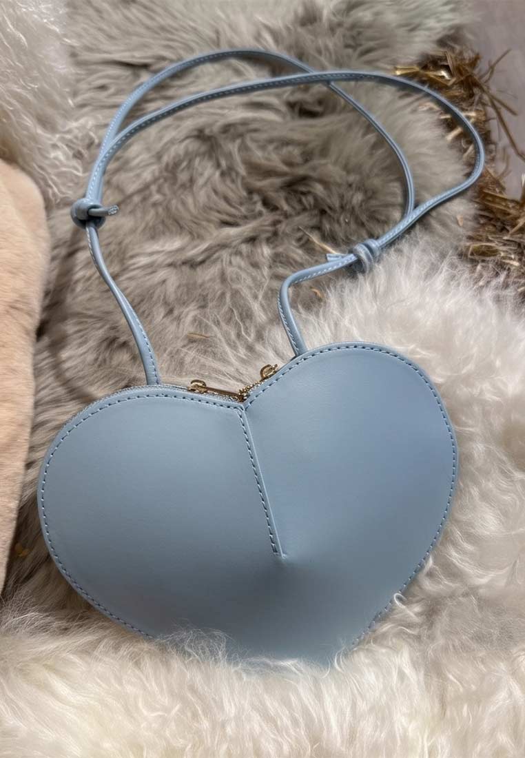 PAN Lederwaren Trachtentasche Herzblatt hellblau, Frontansicht der hellblauen Tasche mit Herzform und verstellbarem Tragegurt.