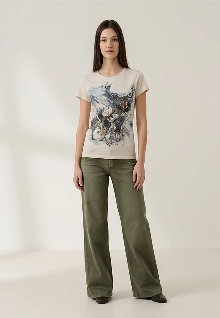 Almtracht Trachtenshirt Belami vintage in Beige, Frontansicht. Das T-Shirt hat einen runden Halsausschnitt und kurze Ärmel mit einem auffälligen Print.