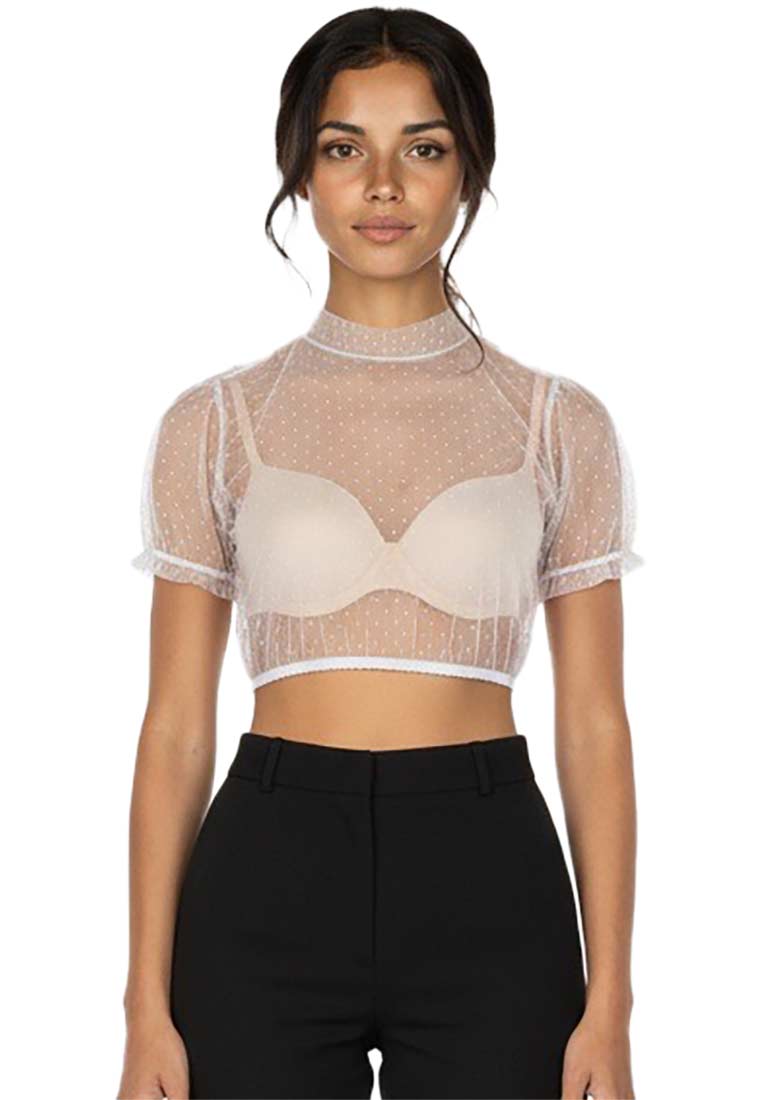 Frontansicht der my choice Dirndlbluse Emily in Weiss. Die transparente Bluse mit kurzen Puffärmeln ist mit einem weissen Pünktchenmuster versehen und hat einen Stehkragen.