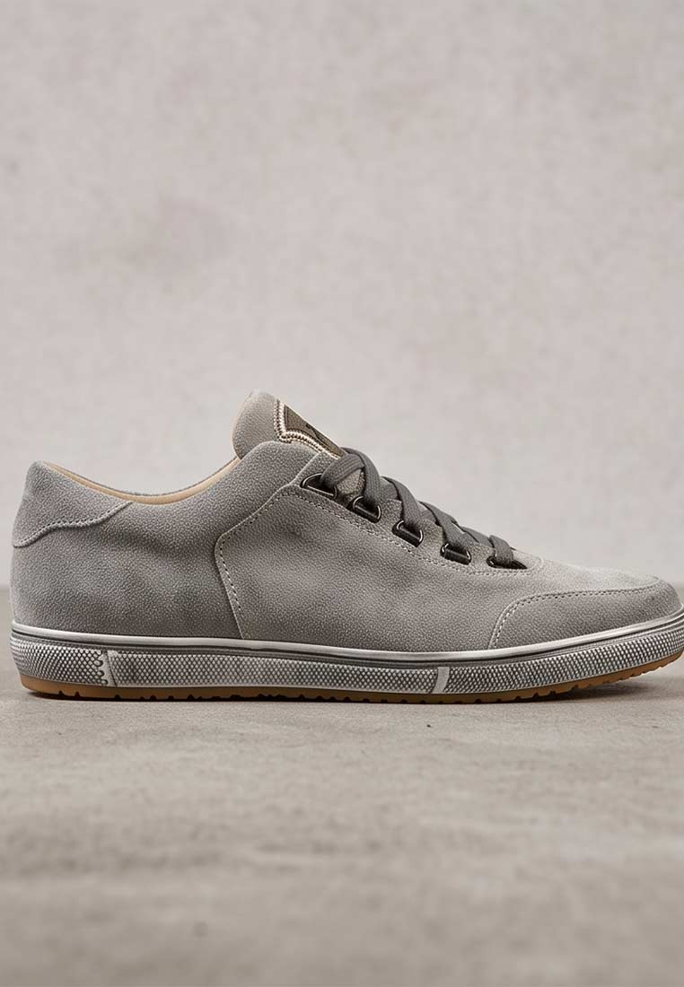 Maddox Herrenschuh sneaker Obersee in Grau. Seitliche Ansicht mit Schnürung und sichtbarer Gummisohle.