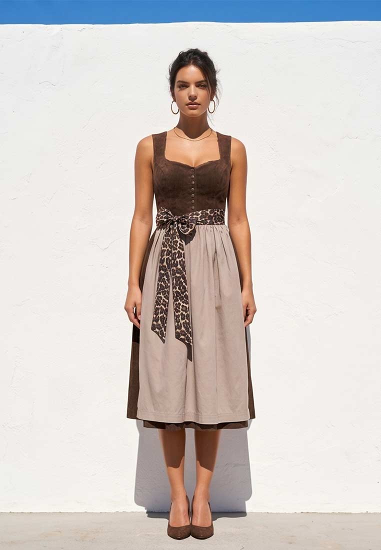 MarJo Trachten Dirndl Leo dunkelbraun 65 cm, Frontansicht in Dunkelbraun und Beige, mit abnehmbaren Flügelärmeln und Leo-Muster-Schürzenband.