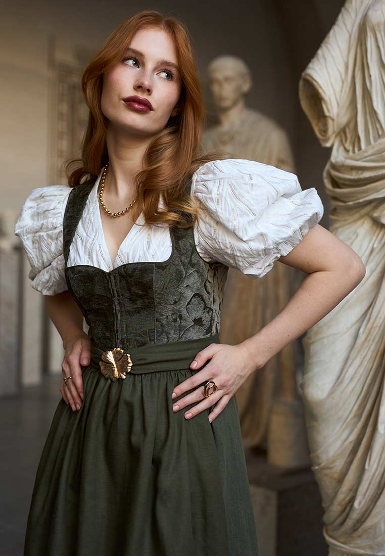 Madame Marie Dirndl Velirina Samt thymian 75 cm Frontansicht in Grün mit Puffärmeln und Mieder.