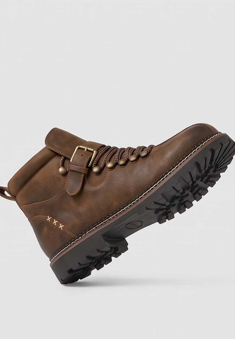 Stockerpoint Trachtenschuh Tiago hellbraun gespeckt, Seitenansicht. Der Schuh hat Schnürsenkel, eine Metallschnalle und eine profilierte Sohle.