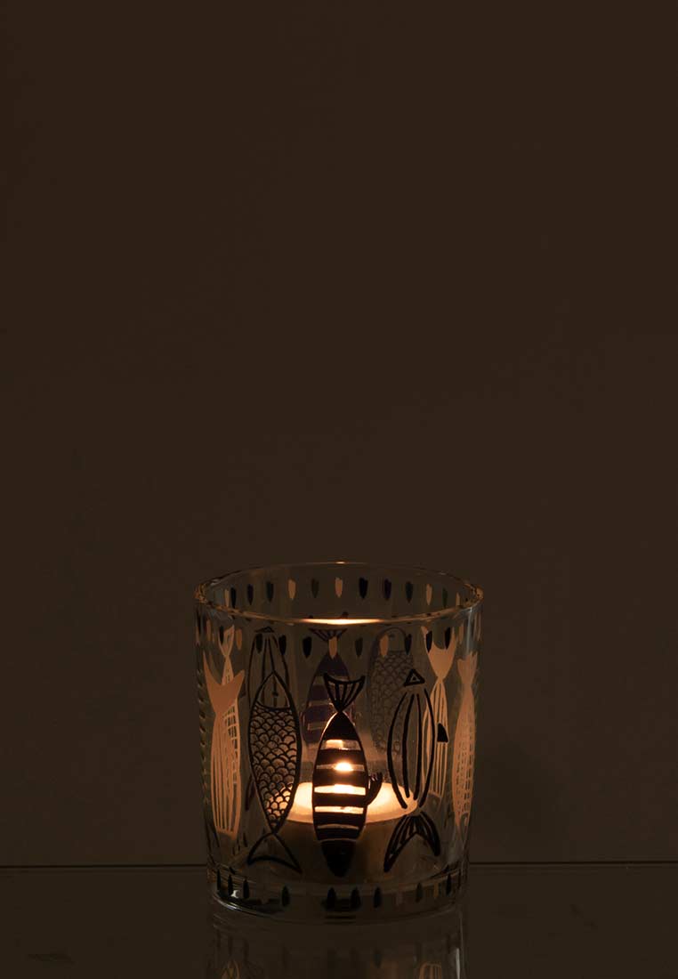 J-LINE Windlicht Fisch, Glas, Frontansicht mit mehreren stilisierten Fischen in Schwarz und Weiss auf klarem Glas.