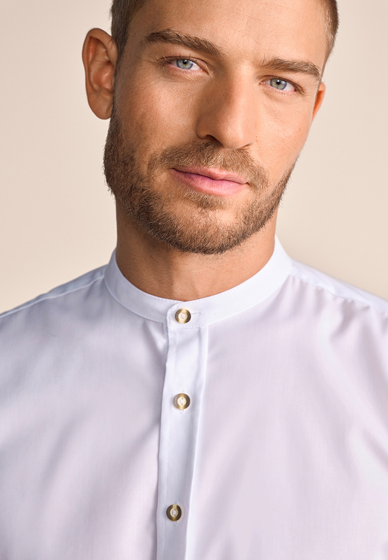 Krüger Trachtenhemd Niko weiss, Frontansicht, mit Stehkragen und sichtbaren Knöpfen.