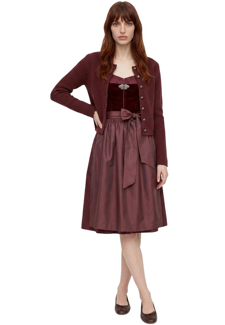 Frontansicht einer Frau in einer bordeauxfarbenen Marjo Trachtenstrickjacke Vilseck. Die Strickjacke hat einen durchgehenden Knopfverschluss und ein feines Strickmuster.