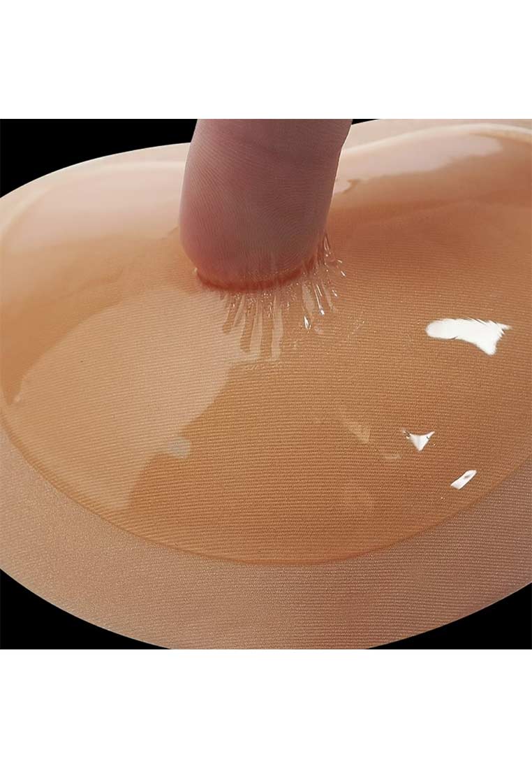 Wiesnshop Push Up BH Einlagen, Detailansicht in Hautfarbe. Ein Finger drückt auf das weiche Material, das sich biegsam zeigt.