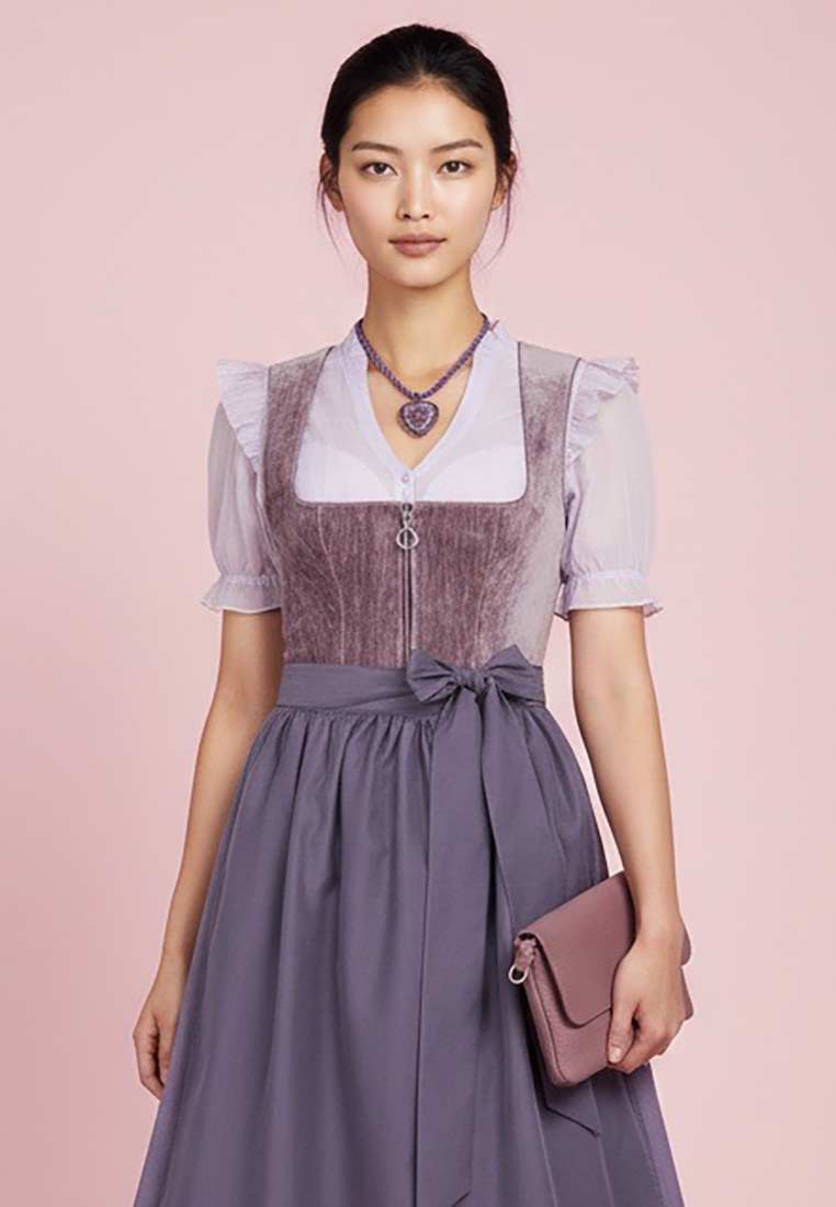 Schmuckzauber Trachtenkette Flieder mit Filzherz, Frontansicht, violette Kette mit herzförmigem Anhänger und Reißverschluss-Detail.