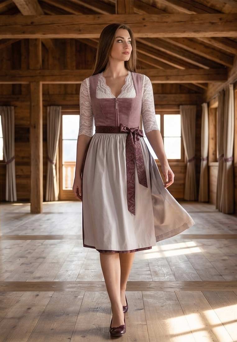 Marjo Dirndl Irsee mauve – Frontansicht eines eleganten, mauvefarbenen Dirndls mit Spitzeneinsatz am Dekolleté und einem farblich abgestimmten Schürzenband.
