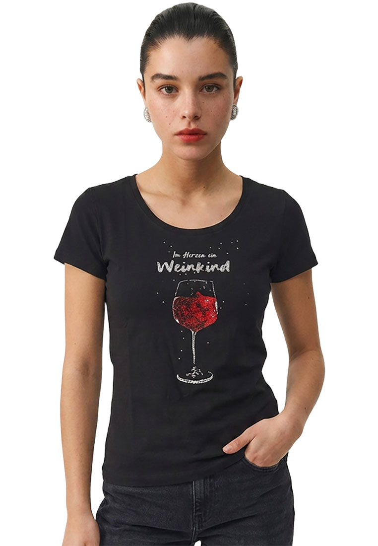 Hangowear T-Shirt Weinkind schwarz, Frontansicht. Das schwarze T-Shirt mit Rundhalsausschnitt zeigt einen bedruckten Weinglas-Aufdruck und Schriftzug.