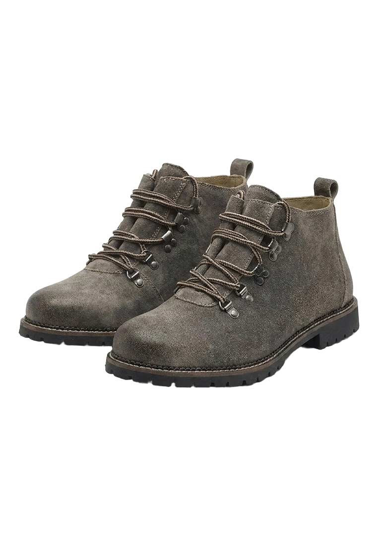 MeiSchua Trachtenboots Jake bajra braun, Frontansicht. Elegante, braune Lederstiefeletten mit Schnürung und robusten Sohlen.