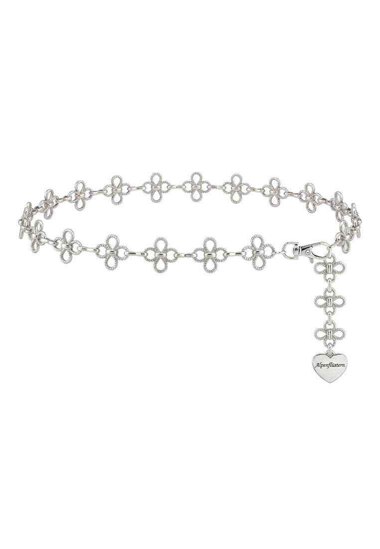 Alpenflüstern Dirndl Schürzenkette Blumen, silber. Schürzenkette mit Blumenmuster und Herzanhänger, Frontansicht. Enthält einen Karabinerverschluss und einen Anhänger mit Prägung.