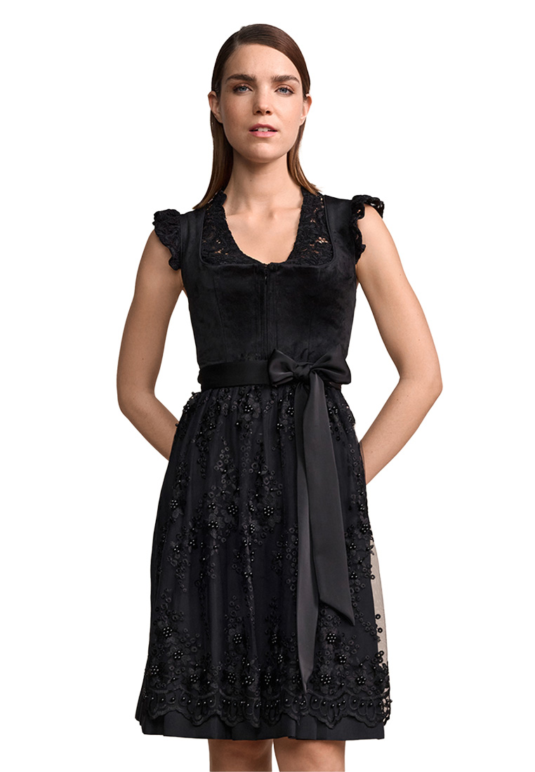 Krüger Dirndl Lovira schwarz 60cm Frontansicht eines stilvollen schwarzen Dirndls mit Spitzenapplikationen und Satinband in der Taille, das elegant auf dem Modell sitzt.
