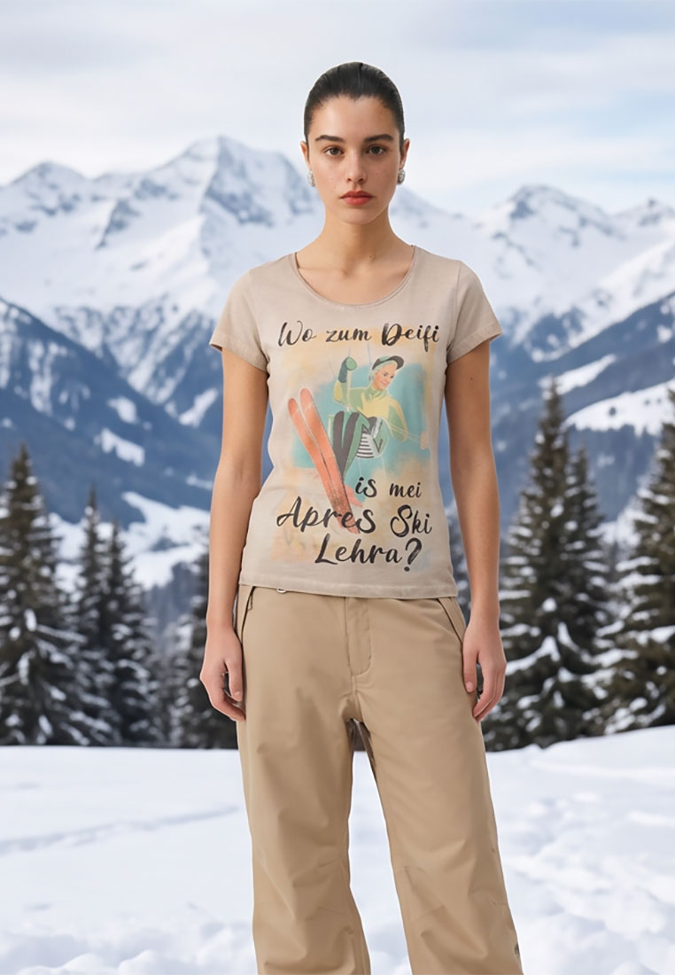 Hangowear Damenshirt Apres Ski in Sandfarben, Frontansicht. Das Shirt hat einen Rundhalsausschnitt und einen Print mit Skifahrerin.