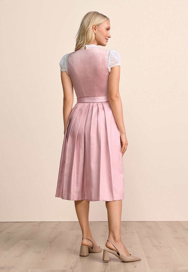 Krüger Dirndl Lovira rosa 60cm, Rückansicht des stilvollen rosa Dirndls mit geradem Schnitt und einem gebundenen Satinschleifenbund.