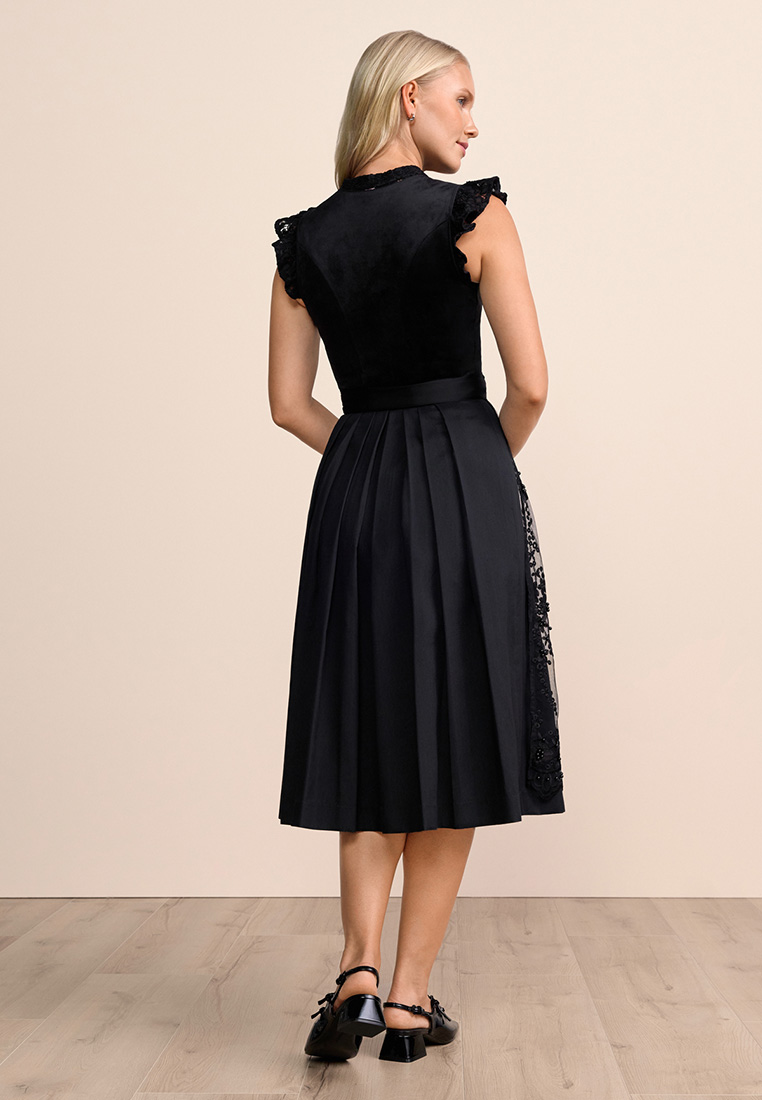 Rückansicht des Krüger Dirndl Lovira schwarz 60cm. Das elegante Dirndl mit bodenlanger Schürze zeigt eine schwarze Spitzenapplikation am Rock.