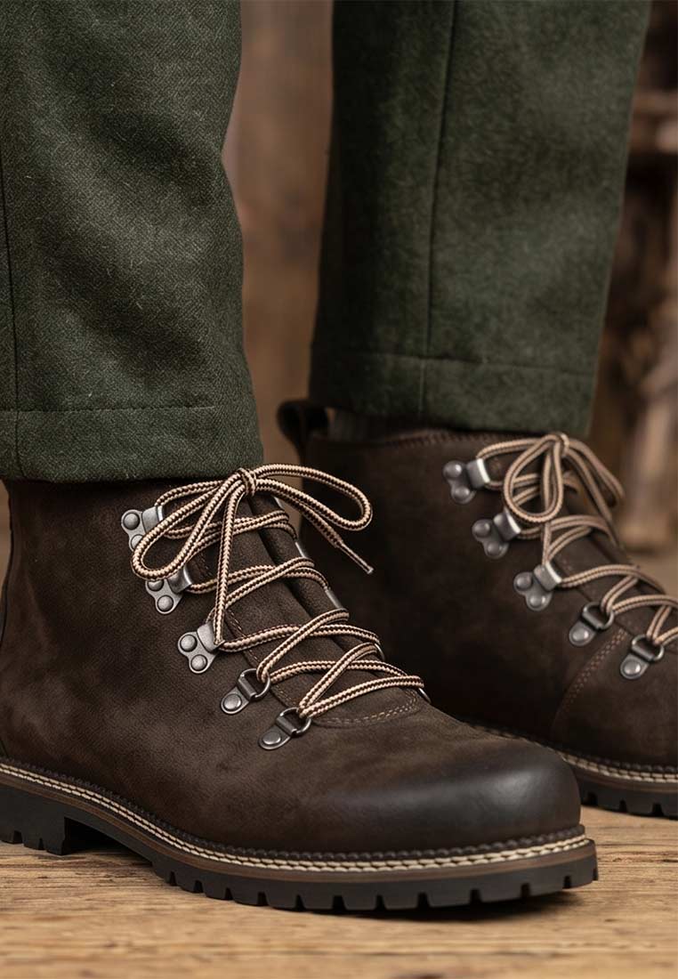 MeiSchua Trachtenboots Jake in Dunkelbraun aus Wildleder, Schnürstiefel mit Schnürsenkeln und Metallösen, Frontansicht.