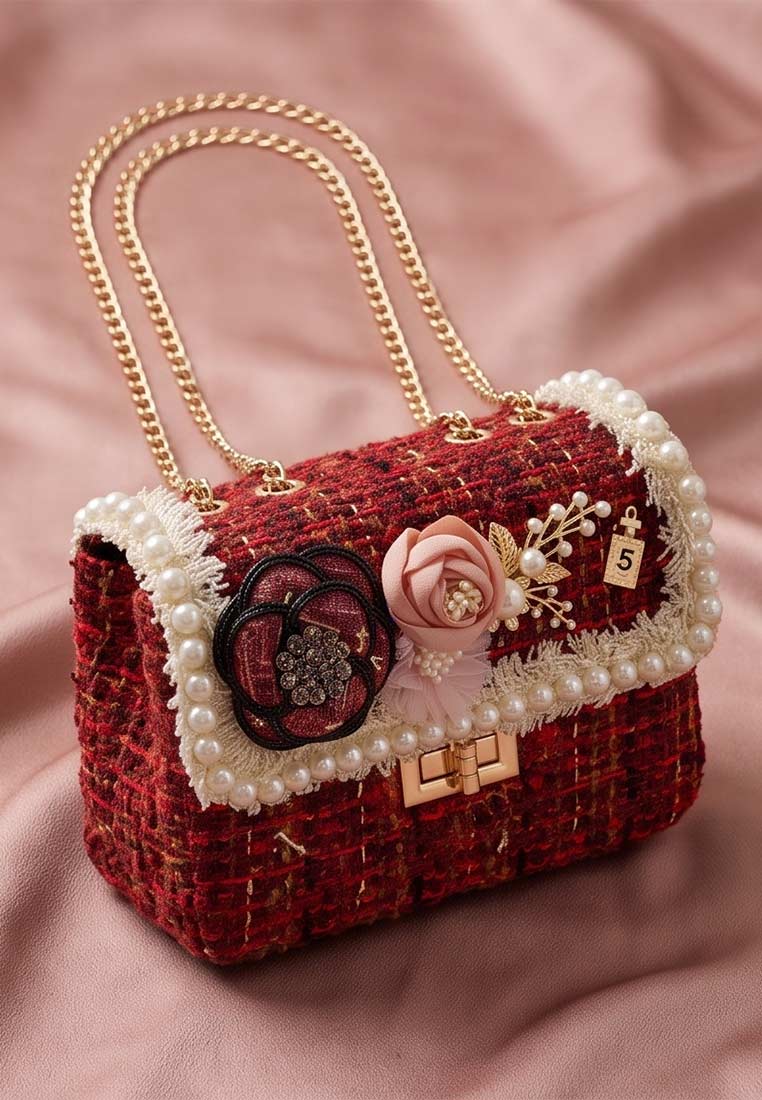 Schmuckzauber Tweed Trachtentasche Glamour rost, eine stilvolle rote Tasche mit Kettenhenkel und Perlenverzierungen, gezeigt in Frontansicht.