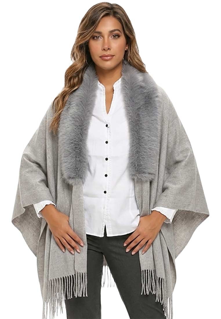 Luise Steiner Trachtenponcho mit Kunstfell grau, Frontansicht eines stilvollen Ponchos mit Pelzkragen und Fransenbesatz am unteren Saum.