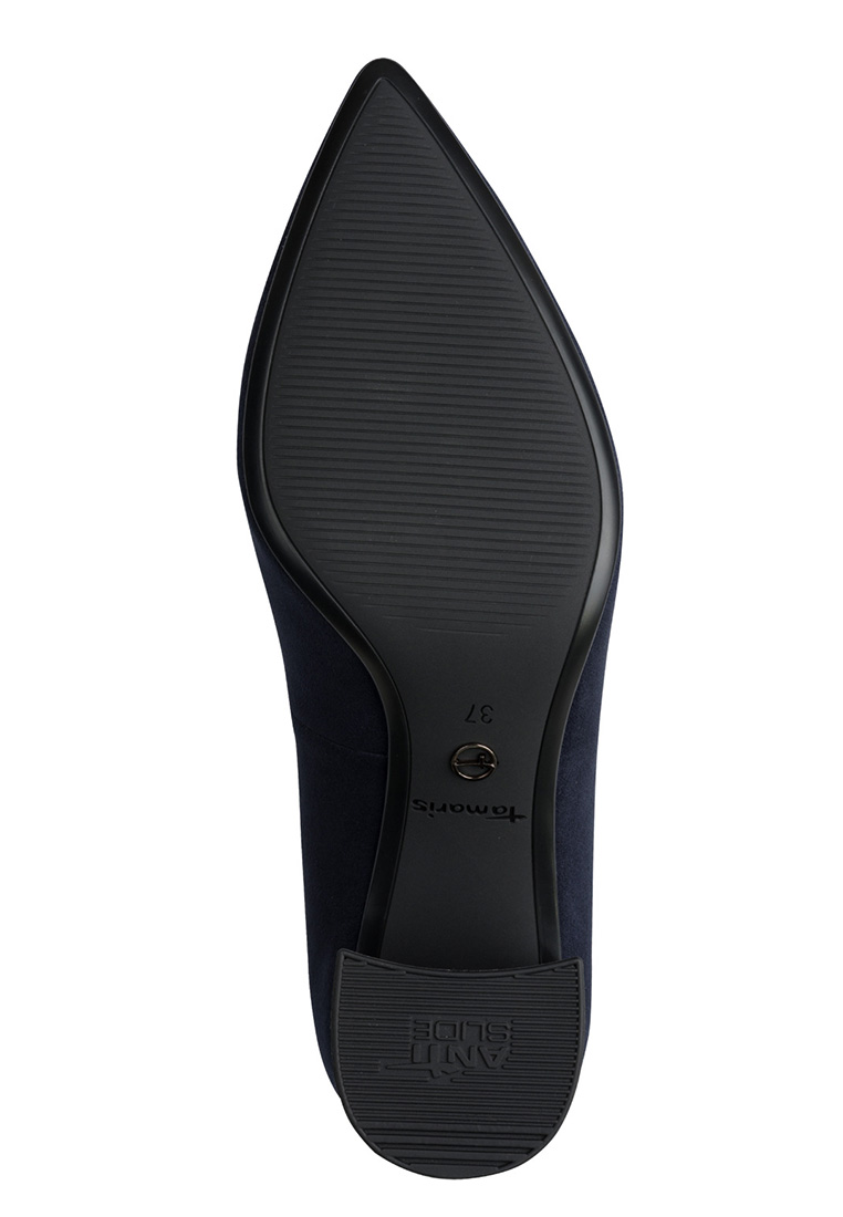 Tamaris Pumps Monique dunkelblau - Rückansicht. Klassische Pumps mit spitzem Leisten und gerillter Laufsohle, die das Tamaris-Logo und die Größenangabe 37 aufweist.