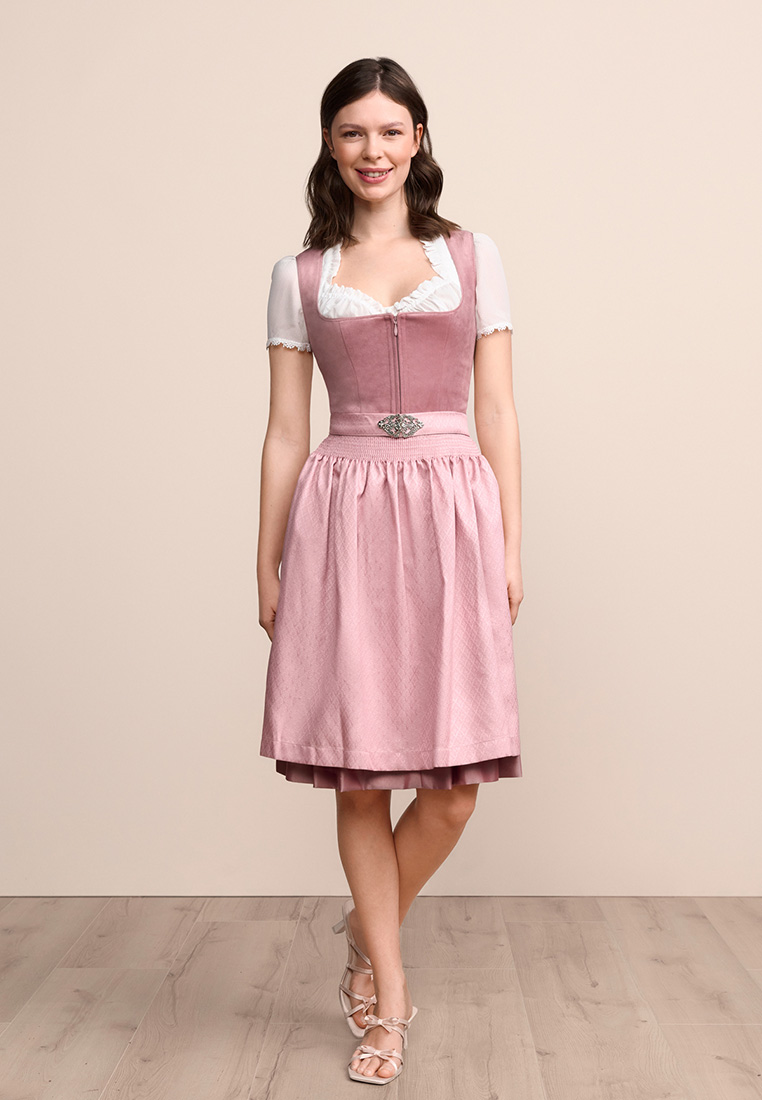 Krüger Dirndl Alisha rosa 60cm, Frontansicht. Das rosa Dirndl mit weißer Bluse ist stilvoll und hochwertig.