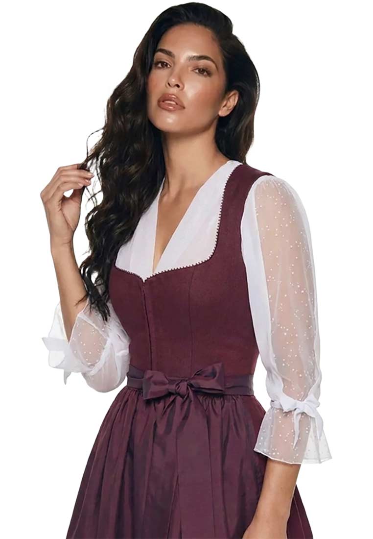 Waldorff Dirndlbluse Emilia weiss Frontansicht einer weissen Bluse mit Puffärmeln mit dezentem Punktmuster.