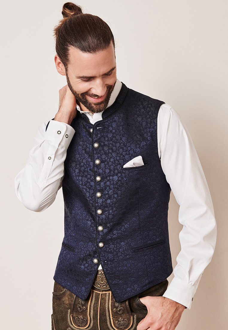 Krüger Trachtenweste Juanito marine in Frontansicht mit durchgehendem Knopfverschluss und sichtbaren Taschen. Hochwertige Stoffqualität in Dunkelblau.