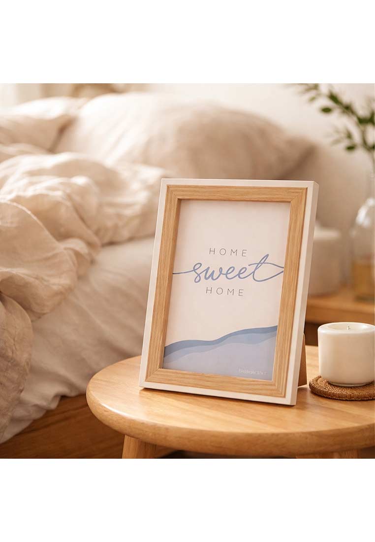 J-LINE Fotorahmen Naturell Medium in Frontansicht, Holzrahmen mit weißem Rand, zeigt das Motiv 'Home Sweet Home'.